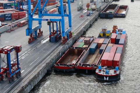 Mehr „nasse Umfuhren“ im Hamburger Hafen